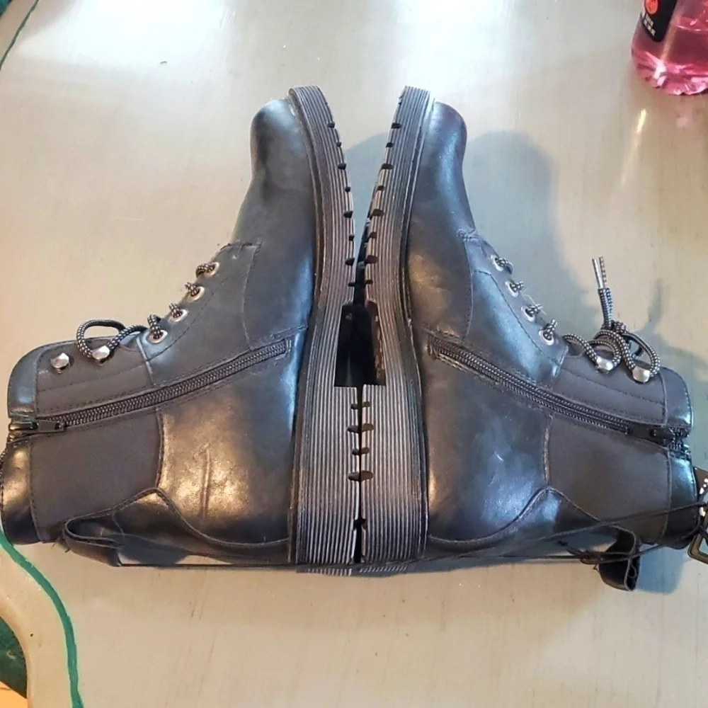 Madden NYC -Mens Black leather Moto Grunge Boots  Side Zip Lug Sole New! Sz.9